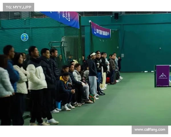 网球小组赛精彩对决 各路高手争夺晋级资格 上演激烈角逐